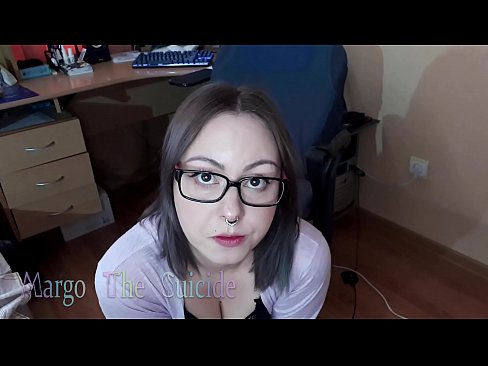 ❤️ 眼鏡をかけたセクシーな少女がカメラに向かってディルドを深くしゃぶる ️❌  at us ja.sexuria-net.ru ❌️❤